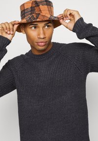Only & Sons ONSKELVIN STRUC CREW NECK - Camisola - dark grey melange