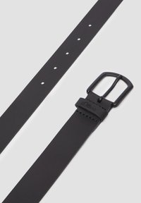 Zwarte leren riem met een rechthoekige matte zwarte gesp, met een verstelbaar ontwerp en meerdere gaten voor maatvoering.
