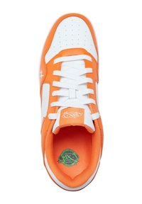 Baltas un oranžs sporta apavu modelis ar perforētu augšdaļu, plakanām baltām šņorēm, mīkstu mēli un zaļu logotipu uz iekšējās zolītes. Gluda un teksturēta materiāla kombinācija.