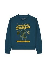 Teal sweatshirt met een ronde hals, met een gele graphic van een UFO en spek. De tekst luidt "Intergalactic Breakfast" met ontwerpaccenten.
