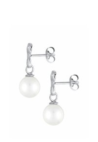 Boucles d'oreilles en argent ornées d'une perle blanche suspendue, de forme ronde, à texture lisse, avec un design de fermoir simple.