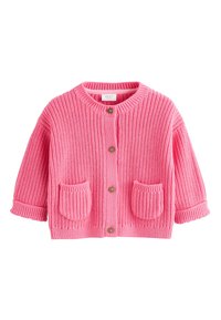 Cardigan rosa lavorato a maglia con scollo rotondo, maniche corte, due tasche frontali e bottoni dorati al centro. Design a coste testurizzato.