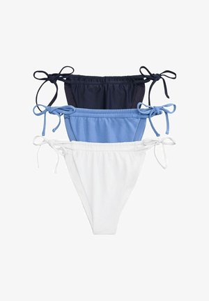 Trei slipuri de bikini în negru, albastru și alb, fiecare cu legături laterale, stivuite vertical pe un fundal alb.