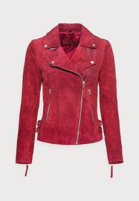 Červená semišová motorkářská bunda s klopovým límcem, asymetrickým zipem, bočními kapsami a nastavitelnými kovovými doplňky po stranách.