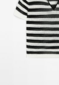 Top court à manches courtes en tricot rayé noir et blanc avec décolleté en V et tissu à côtes texturé. Ourlet droit.