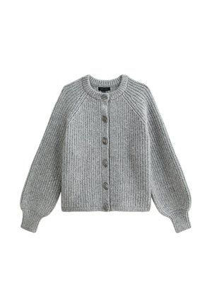 Cardigan grigio lavorato a maglia con scollatura rotonda, maniche raglan e chiusura a bottoni. Presenta una texture a coste e cinque bottoni marroni.