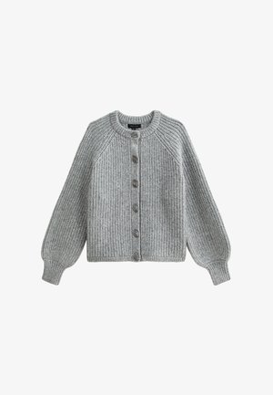 Cardigan grigio lavorato a maglia con scollatura rotonda, maniche raglan e chiusura a bottoni. Presenta una texture a coste e cinque bottoni marroni.