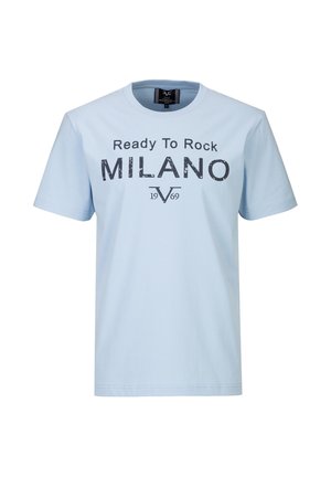 Lichtblauw T-shirt met korte mouwen en de tekst "Ready To Rock MILANO 1969" in een donker, verweerd lettertype op de voorkant.