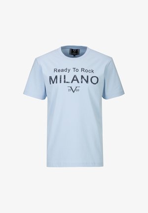 Lichtblauw T-shirt met korte mouwen en de tekst "Ready To Rock MILANO 1969" in een donker, verweerd lettertype op de voorkant.