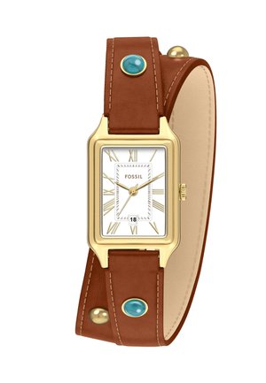 Montre en cuir marron avec un boîtier rectangulaire doré, un cadran blanc, des chiffres romains dorés, un guichet de date et des accents turquoise sur le bracelet.