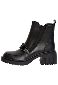 Botas de tobillo negras hechas de cuero suave, con un elástico lateral, detalle de hebilla y un tacón rectangular grueso con bordes acanalados.