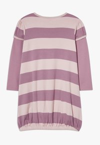 Sukienka z długim rękawem w pastelowe różowe i fioletowe paski. Posiada okrągły dekolt i marszczony dół, co zapewnia luźny krój. Wykonana z miękkiej bawełny.