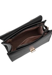 Sac à main en cuir noir texturé avec quincaillerie dorée et fermeture éclair, doté d'un intérieur beige spacieux et de plusieurs compartiments.