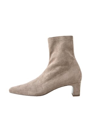 Bottine en daim beige avec un bout pointu, des coutures minimales et un talon carré de 5 cm. Texture lisse et silhouette épurée.