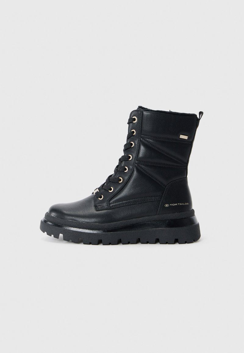 Botas de tobillo negras con cordones, hechas de cuero sintético, con ojales dorados, paneles laterales texturizados y una suela de goma chunky.