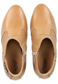 Chaussures en cuir tan avec une finition lisse, dotées d'un panneau à motifs et de zips latéraux. À l'intérieur, la marque "NeroGiardini" est estampillée sur la semelle.