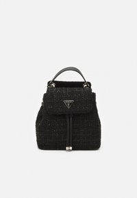 Sac à dos en tissu noir tissé avec une poignée supérieure, un rabat avant et des finitions en argent. Il présente un logo triangulaire à l'avant.