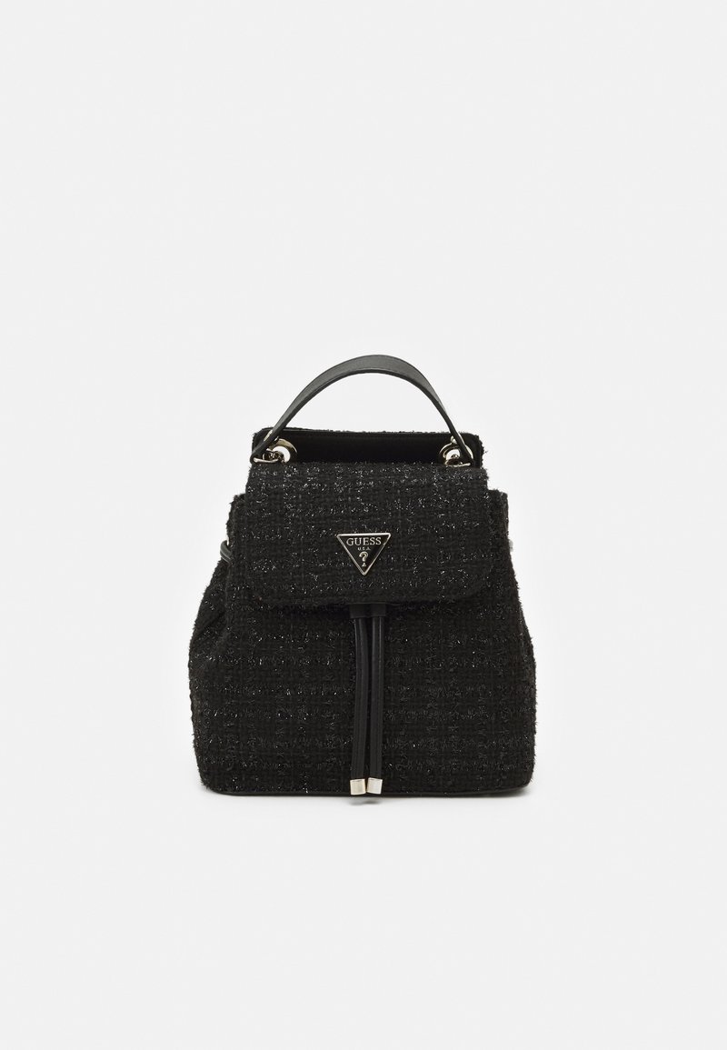 Sac à dos en tissu noir tissé avec une poignée supérieure, un rabat avant et des finitions en argent. Il présente un logo triangulaire à l'avant.