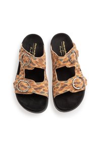 Sandali con stampa leopardata dotati di due cinturini regolabili con fibbie circolari argentate. Sottopiede testurizzato e suola nera.