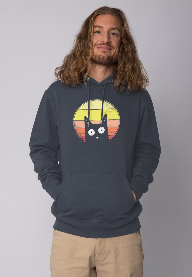 Marineblauer Hoodie mit vorderem Taschenfach, der ein Retro-Design eines schwarzen Katers vor einem gelb-orangenen Sonnenstrahlen-Hintergrund zeigt.