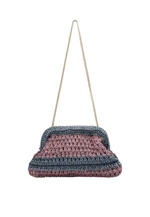 Bolso de hombro de crochet en púrpura y azul con una correa de cadena dorada, con un patrón texturizado de punto abierto y bordes redondeados.