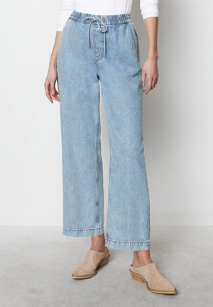 STYLE WIDE FIT CROPPED LENGTH - Flared Jeans - super light blue tencel wash