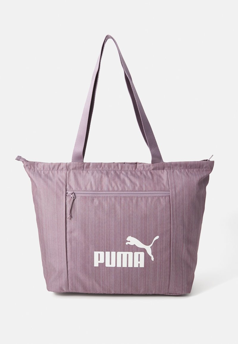 Lila Stoff-Tragetasche mit Doppelgriffen, vertikalen Streifen, vorderer Reißverschlusstasche und weißem Puma-Logo an der Seite.