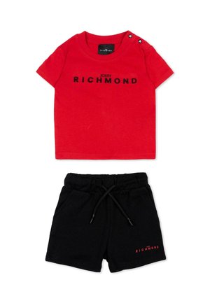 Rood T-shirt met korte mouwen met de tekst "John Richmond" en zwarte shorts met trekkoord en bijpassend rood "Richmond" logo op het linkerbeen.