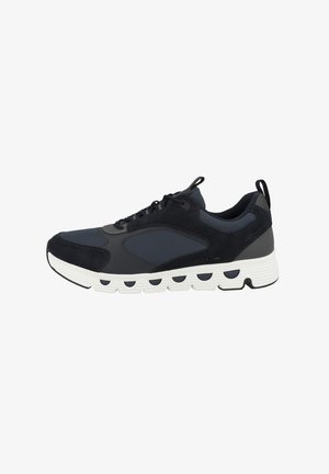 Zapatilla deportiva con parte superior de ante azul marino y gris, suela de goma texturizada blanca y acentos negros. Diseño con cordones y cuello acolchado.