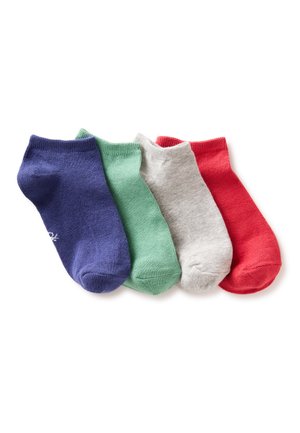 Vier enkelsokken in paars, groen, grijs en rood liggen naast elkaar op een witte achtergrond.
