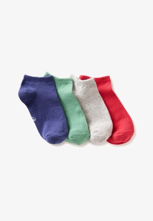 Vier enkelsokken in paars, groen, grijs en rood liggen naast elkaar op een witte achtergrond.