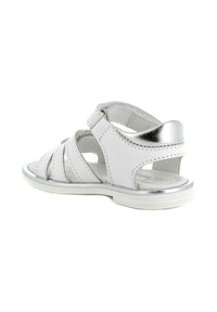 Sandal in pelle bianca con accento argento, cinturino regolabile, design aperto, suola piatta e multiple aperture per la ventilazione.