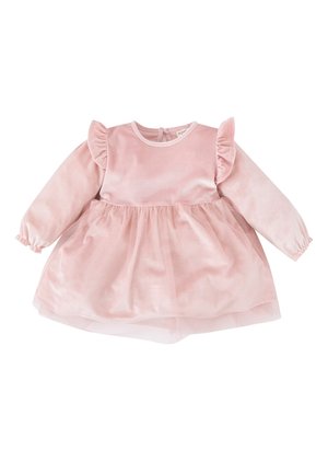 Robe en velours rose avec manches longues, accents à volants sur les épaules et jupe en tulle. Texture douce et encolure ronde avec fermeture à boutons dans le dos.
