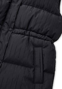 Schwarze gepolsterte Jacke mit vertikalen, perlenartigen Streifen, Druckknopfverschluss, elastischem Bund und einer seitlichen Tasche mit ribbeligen Nähdetails.