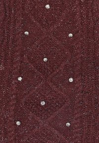 Tessuto a maglia color bordeaux con un motivo testurizzato caratterizzato da forme a diamante, impreziosito da strass trasparenti sparsi. Morbido e riflettente.