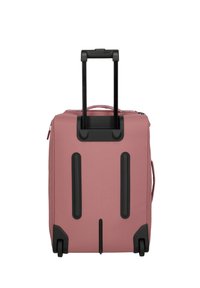 Valigia rigida rosa con hardware nero, manico estraibile e ruote. Presenta una superficie testurizzata e due accenti neri verticali sul retro.