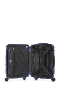 Una valigia rigida di colore blu navy, dotata di quattro ruote, con un interno foderato di nero, scomparti con zip e cinghie incrociate per fissare il contenuto.