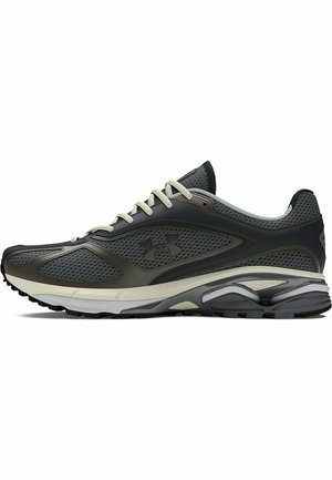 Chaussure de sport Under Armour grise et noire avec lacets beiges, tige en mesh et semelle amortissante conçue pour la course ou un usage athlétique.