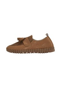 Zapato marrón tipo mocasín con una parte superior texturizada, borlas decorativas y suela de goma con borde dentado para mayor agarre.