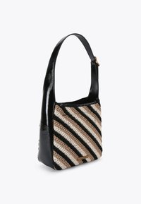 Czarna lakierowana torba na ramię z wplecionym beżowym i czarnym paskiem tekstylnym. Posiada jeden pasek oraz złoty akcent z logo.