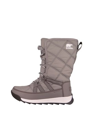 Szare pikowane zimowe buty z wiązaniem z przodu, kontrastującą gumową podeszwą i logo Sorel. Wykonane z wytrzymałego materiału i o wysokości do połowy łydki.
