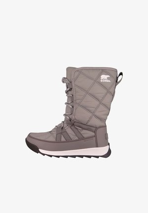 Szare pikowane zimowe buty z wiązaniem z przodu, kontrastującą gumową podeszwą i logo Sorel. Wykonane z wytrzymałego materiału i o wysokości do połowy łydki.