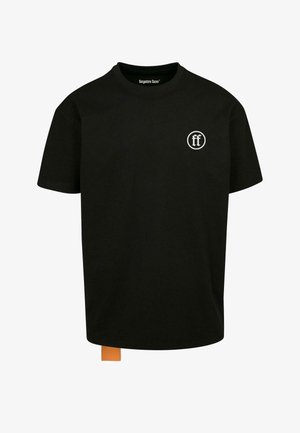 Crna pamučna majica s kratkim rukavima, rebrasti ovratnik i mali bijeli logo na lijevoj strani prsa. Ima narančastu oznaku na dnu.