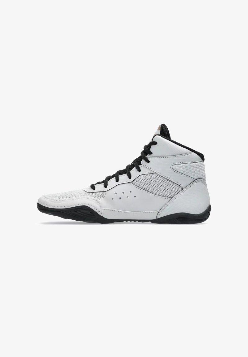 Chaussure de sport blanche montante avec lacets noirs, doublure intérieure noire, panneaux latéraux en mesh et semelle en caoutchouc noire, vue de profil droit.