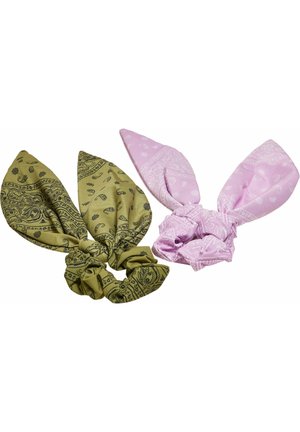 Sett av to hodebånd; ett olivengrønt med svarte paisleymønstre, ett lyse rosa med hvite blomsterdesign. Begge har spisse ender.