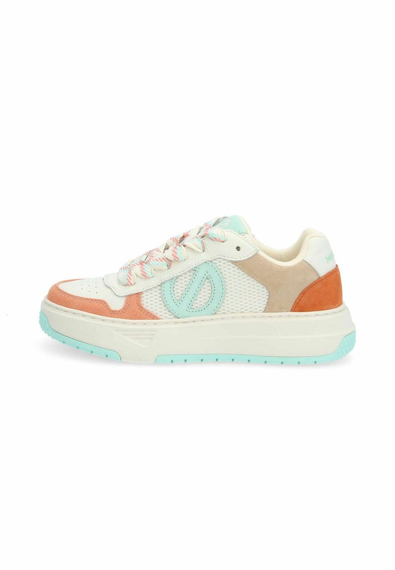 Baskets basses avec une tige en maille crème, orange et menthe. Caractéristiques des matériaux texturés, des lacets multicolores et une semelle en caoutchouc menthe.