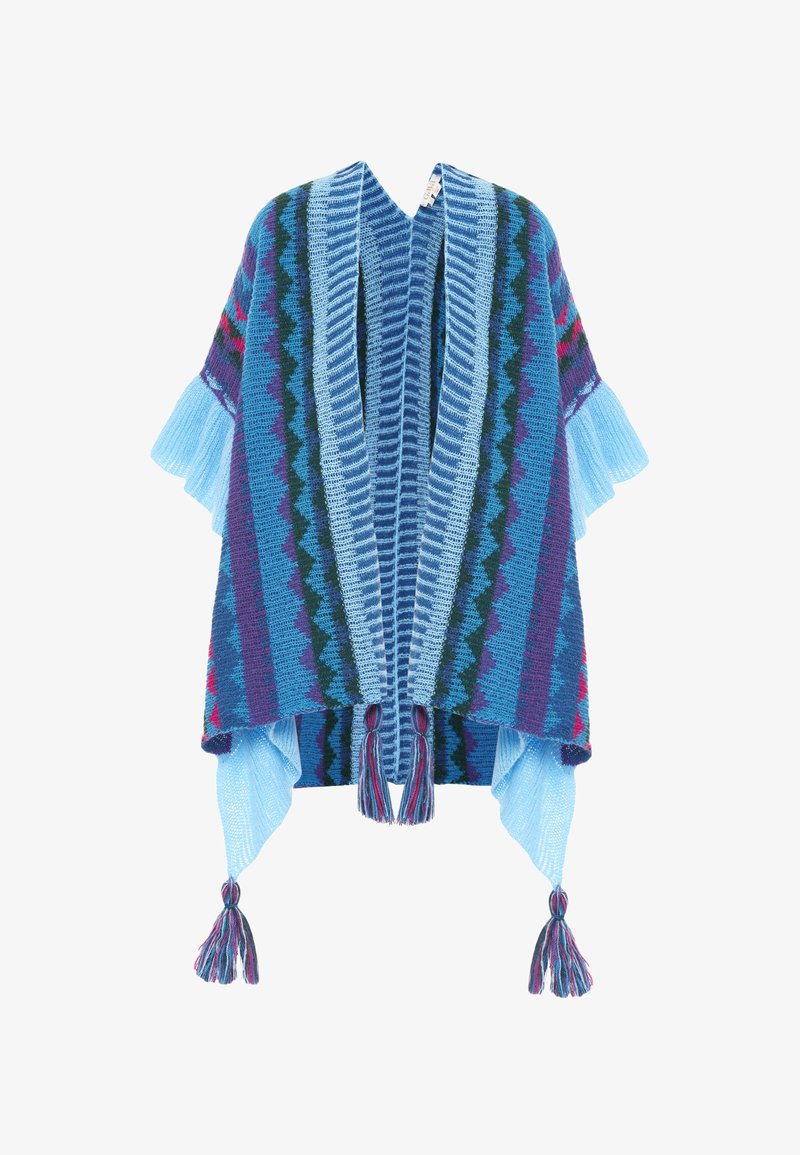 Stickad poncho med en blå färgskala och zigzag-mönster, fransdetaljer och tofsar vid fållen. Mjuk textur och öppen framsida.