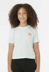 Ljus mintgrön t-shirt med korta ärmar och croppad design, dekorerad med en liten orange solgrafik, kombinerad med svarta texturerade byxor.