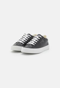 Sneaker nere in pelle sintetica effetto cocco con lacci bianchi e suola in gomma bianca. Presentano il marchio sulla linguetta e una superficie texture.
