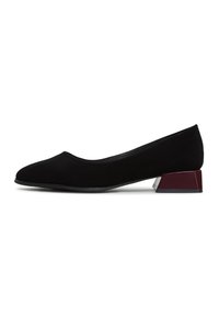 Décolleté nere in suede a tacco basso con punta arrotondata e un caratteristico tacco a blocco bordeaux e bianco. Texture liscia e design semplice.
